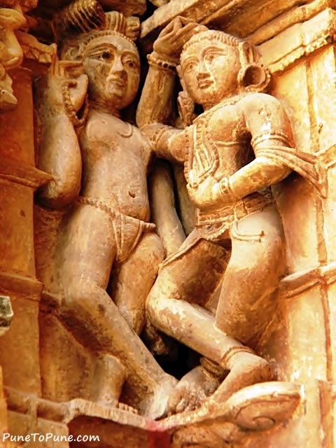 Beautiful Apsara i front og the yogi