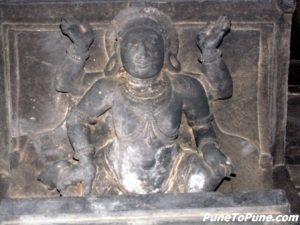 Pillar lifting Gandharvas