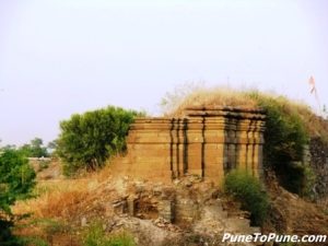 Ruins around Pravara Sangama